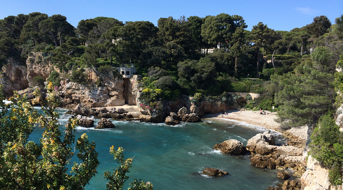 There are numerous postcard-perfect bays all around the Cap d’Antibes